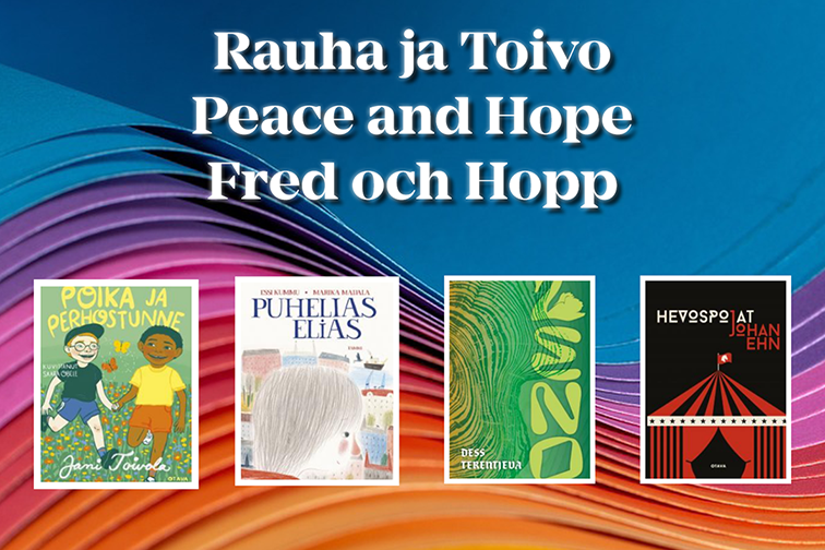 I vitt, texterna Rauha ja Toivo, Peace and Hope, Fred och Hopp. Omslagen till fyra böcker, varav den första är Jani Toivolas Poika ja perhostunne, den andra är Essi Kummus och Marika Maijalas Puhelias Elias, den tredje är Dess Terentjevans Zino, den fjärde är Johan Ehns Hevospojat. Bakgrunden har ett mångfärgat vågigt mönster.